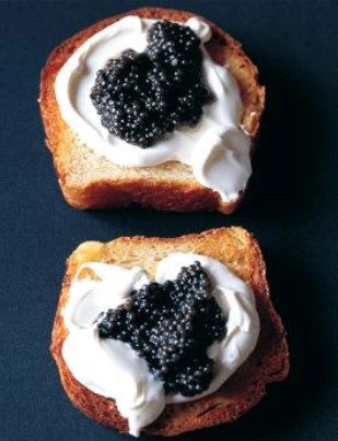 Brioche, caviar et crème fraîche